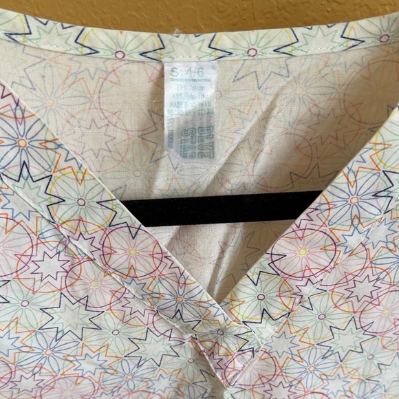 Colorful Star Pattern Scrub Top - Picture 2 of 4